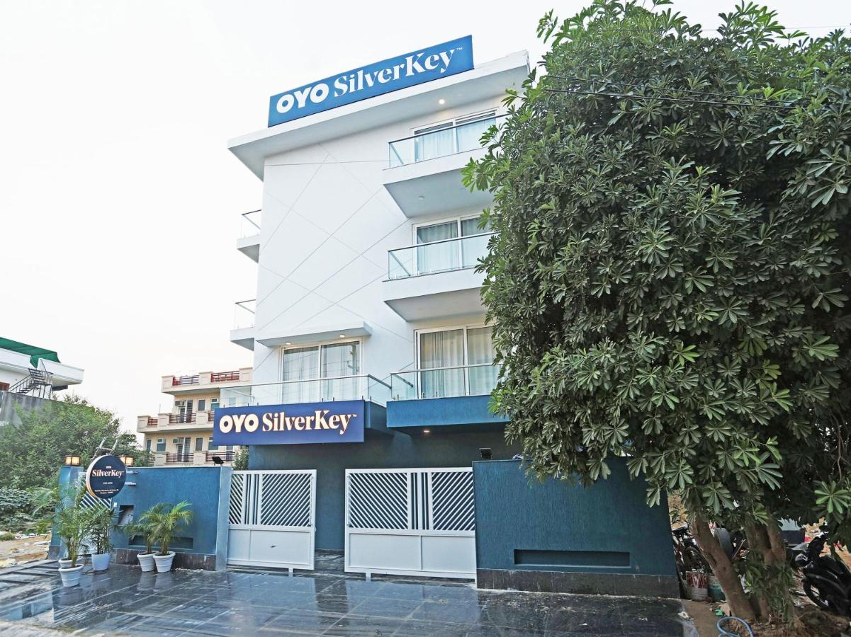 Oyo Flagship Santhi Grand Hotel Vijayawada Ngoại thất bức ảnh
