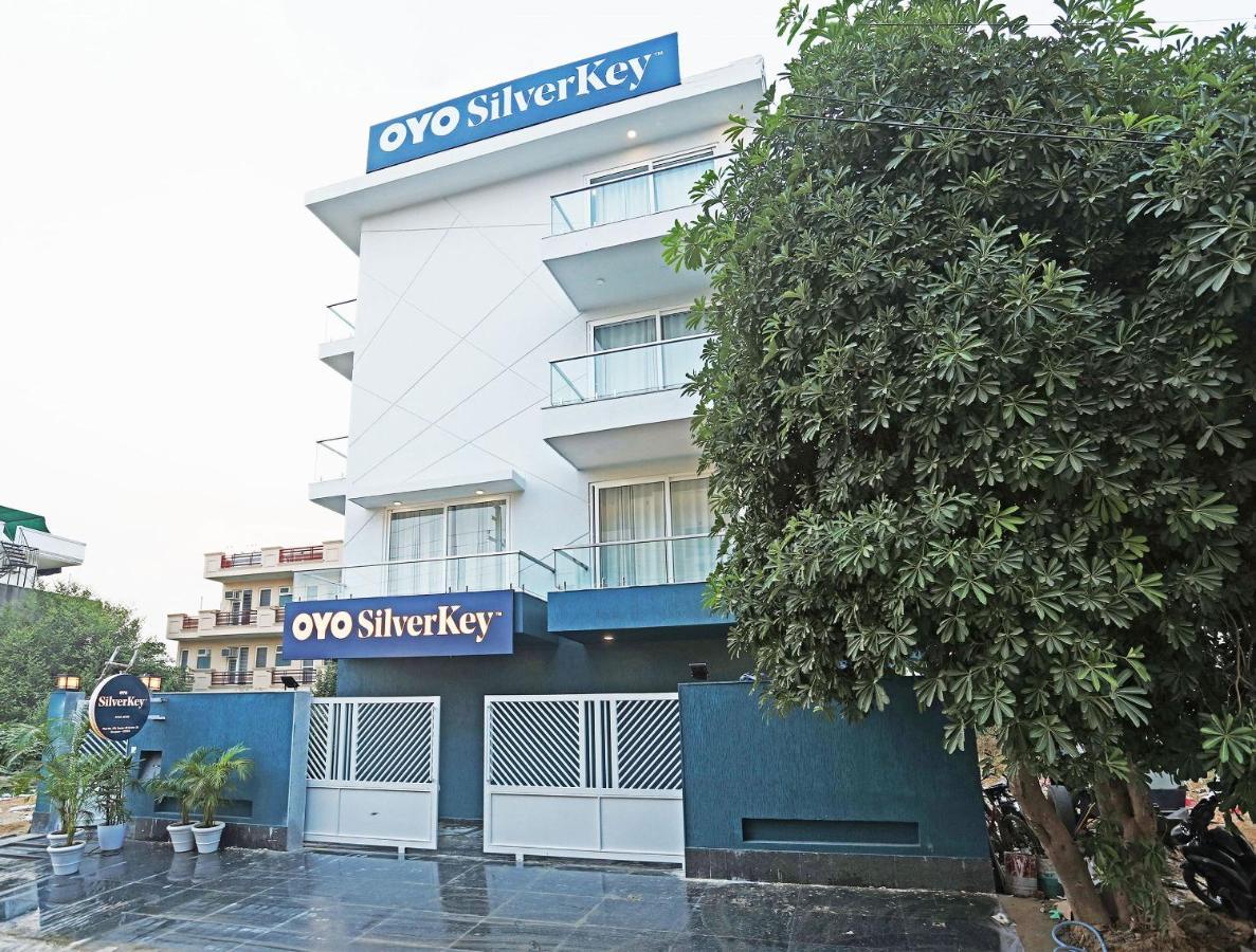 Oyo Flagship Santhi Grand Hotel Vijayawada Ngoại thất bức ảnh